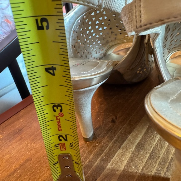 Bandolino Gold Heels with Chic Perforated Design Size 7.5 Gorgeous Heels Hott π₯ - Picture 6 of 16